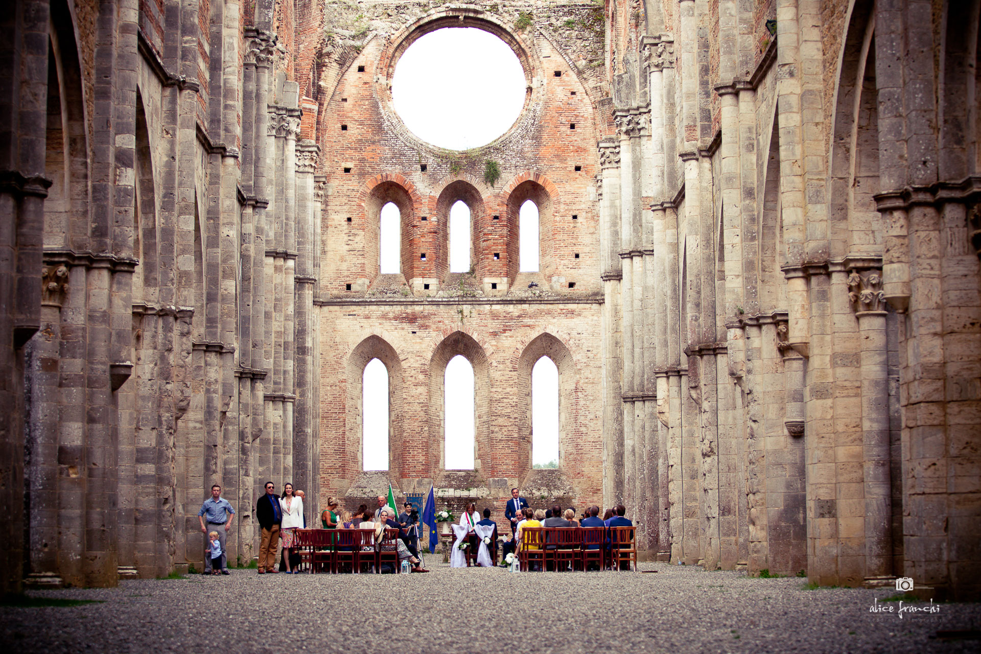 Raise-the-roof-with-a-Tuscan-wedding-san-galgano-civil-wedding
